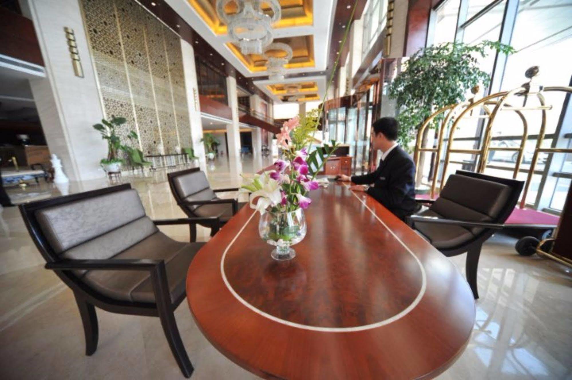S&N Dalian Hotel Exteriör bild