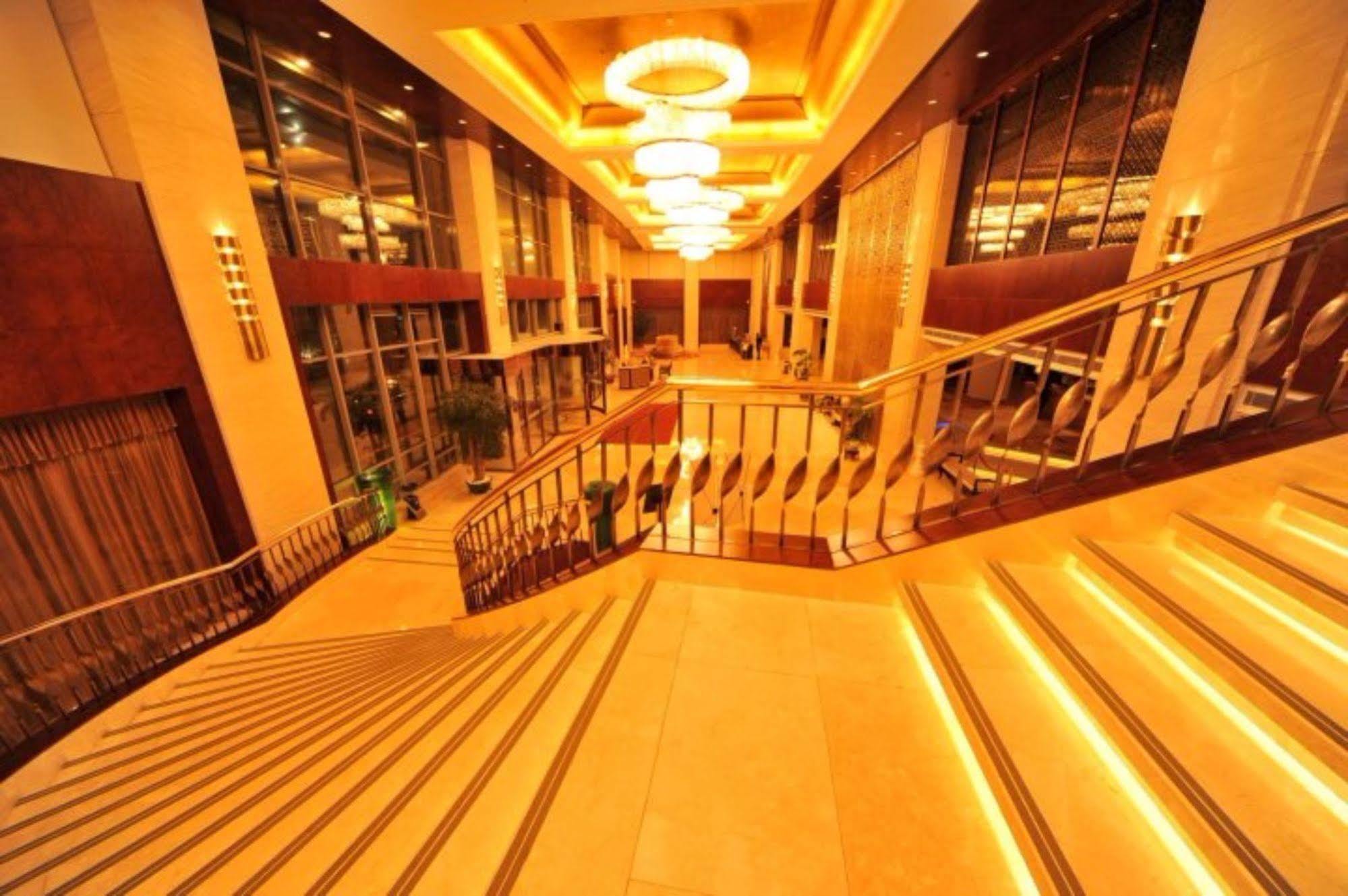 S&N Dalian Hotel Exteriör bild